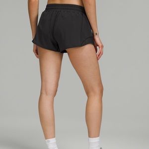 LULULEMON Hotty hot 2.5 in shorts!